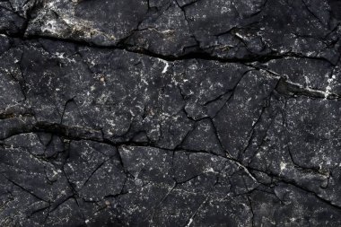 Koyu gri, siyah taş arka plan. Kaya dokusu. Siyah sayfa arkaplanı