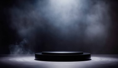 Gri ve koyu duman sahne arkası. Podyum siyah gri duman arka plan ürün platformu soyut sahne dokusu spot ışıkları.
