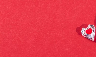 Aydınlık arkaplanda farklı kesiklere ve boyutlara sahip elmaslara yaklaş. Bir sürü güzel elmas. 3 boyutlu görüntü. Hafif arkaplan.