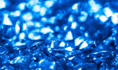 Aydınlık arkaplanda farklı kesiklere ve boyutlara sahip elmaslara yaklaş. Bir sürü güzel elmas. 3 boyutlu görüntü. Hafif arkaplan.