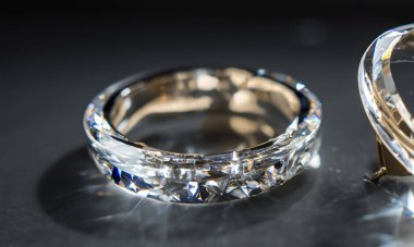 Aydınlık arkaplanda farklı kesiklere ve boyutlara sahip elmaslara yaklaş. Bir sürü güzel elmas. 3 boyutlu görüntü. Hafif arkaplan.