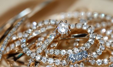 Aydınlık arkaplanda farklı kesiklere ve boyutlara sahip elmaslara yaklaş. Bir sürü güzel elmas. 3 boyutlu görüntü. Hafif arkaplan.