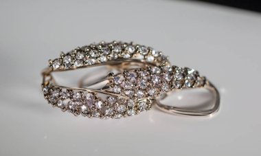 Aydınlık arkaplanda farklı kesiklere ve boyutlara sahip elmaslara yaklaş. Bir sürü güzel elmas. 3 boyutlu görüntü. Hafif arkaplan.