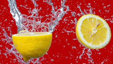 Canlı bir su sıçramasıyla çevrili, havada donmuş üç limon diliminin dinamik görüntüsü canlı bir kırmızı zemine karşı kuruludur.