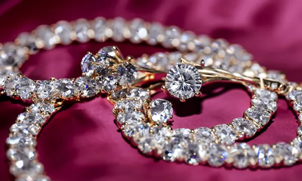 Aydınlık arkaplanda farklı kesiklere ve boyutlara sahip elmaslara yaklaş. Bir sürü güzel elmas. 3 boyutlu görüntü. Hafif arkaplan.