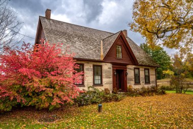 Shaftsbury, VT - ABD - 10 Ekim 2022 Bennington Koleji 'ndeki tarihi Robert Frost Stone House Museum' un sonbahar manzarası