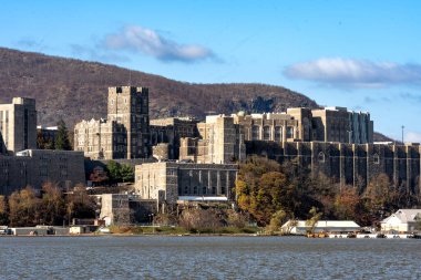 West Point, New York - ABD - 12 Kasım 2022 ABD Askeri Akademisi, Hudson Nehri 'nden görüldü..
