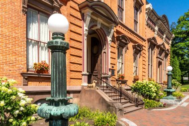 Saratoga Springs, New York - ABD - 3 Ağustos 2022 Kongre Parkı içindeki tarihi Canfield Kumarhanesi 'nin manzarası. Ulusal Tarihi Konumlar Kaydı 'na eklendi,