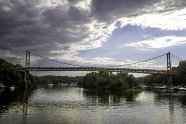 Kingston, NY - ABD - 2 Ağustos 2022 Günbatımında Kingston, New York 'ta Rondout Creek' i kaplayan ikonik Wurts Sokağı Köprüsü 'nün geniş yatay görüntüsü.