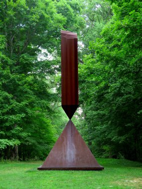 New Windsor, New York - ABD - 9 Ağustos 2015 Barnett Newman 's Broken Obelisk, 1963-1967 sergisi Storm King Sanat Merkezi' nde yer almaktadır..