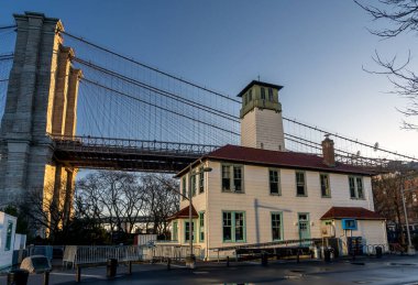 Brooklyn, New York - ABD - 26 Mart 2023 Ample Hills Mandırası Yatay Manzarası, Brooklyn Köprüsü Parkı 'ndaki Ferry Landing' deki eski bir itfaiye istasyonundaki bir kepçe dükkanı.