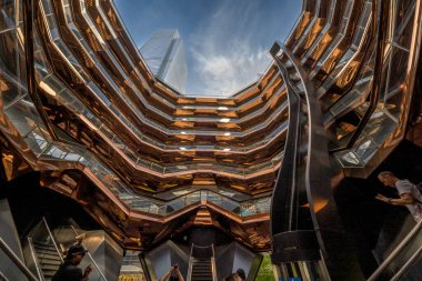 New York, New York - ABD - 14 Nisan 2023 Manhattan 'daki Hudson Yards adlı ikonik geminin iç görüntüsü. Bal peteğine benzeyen özenle hazırlanmış yapı Heatherwick tarafından tasarlandı..