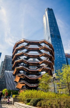 New York, New York - ABD - 14 Nisan 2023 İkonik Geminin dikey görüntüsü, Manhattan 'daki Hudson Yards ve 88 katlı Hudson Yards,.