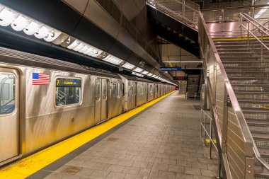 New York, New York - ABD - 14 Nisan 2023 Xenobia Baileys 'e yakın çekim, canlı cam mozaik, mandala benzeri daireler ve kobalt mavisi bir arka planla örtüşen şekillerden oluşan funksal titreşimler