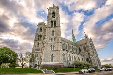 Newark, NJ - ABD - 17 Nisan 2023, Newark Katolik Başpiskoposluğu 'nun merkezi olan Kutsal Yürek Katedrali' nin Fransız Gotik dirilişine Yatay Bakış.