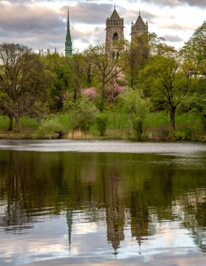 Newark, NJ - ABD - 17 Nisan 2023, Newark, New Jersey 'deki Branch Brook Park' tan görülen Fransız Gotik yeniden canlandırma tarzı Kutsal Kalp Katedrali Bazilikası.