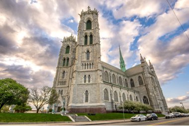 Newark, NJ - ABD - 17 Nisan 2023, Newark Katolik Başpiskoposluğu 'nun merkezi olan Kutsal Yürek Katedrali' nin Fransız Gotik dirilişine Yatay Bakış.
