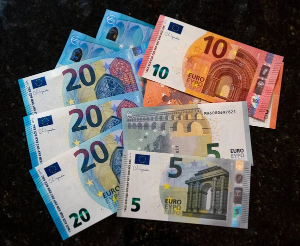 一堆堆欧元钞票 欧元区的共同货币 名称分别为20 10和5张 由欧元区各国中央银行或欧洲中央银行发出的通知 — 图库照片