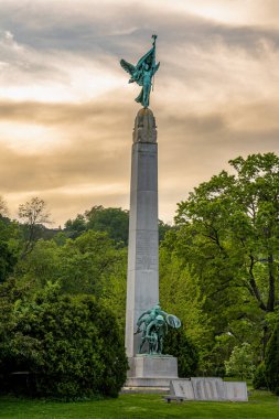 Montclair, NJ - ABD - 13 Mayıs 2023 Edgemont Parkı 'ndaki Askerler ve Denizciler Anıtı' nda uzun granit dikili kanatlı zafer. Heykeltıraş Charles Keck tarafından 1925 'te tasarlandı..