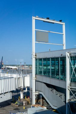 Queens, NY ABD 1 Haziran 2023, John F. Kennedy Uluslararası Havaalanı Terminali 4 pistindeki Delta yolcu jetlerinin dikey görüntüsü