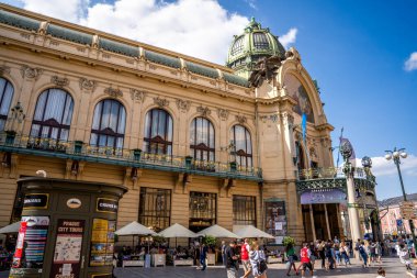 Prag, Bohemya - CZ 2 Haziran 2023 6 numaralı tramvay yolcularının yatay görüntüsü