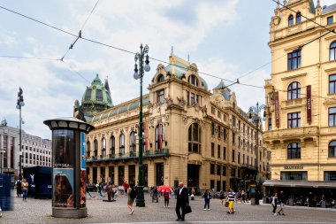 Prag, Bohemya - CZ 2 Haziran 2023 6 numaralı tramvay yolcularının yatay görüntüsü