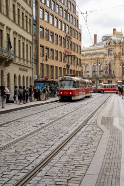 Prag, Bohemya - CZ 2 Haziran 2023 6 numaralı tramvay yolcularının yatay görüntüsü