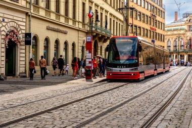 Prag, Bohemya - CZ 2 Haziran 2023 6 numaralı tramvay yolcularının yatay görüntüsü