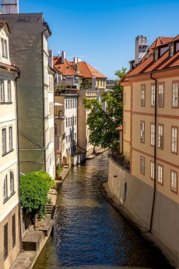 Prag, Bohemya - CZ June 3, 2023 Ertovka Manzarası (Şeytan Kanalı), bazen Küçük Prag Venedik olarak da bilinir, Çek Cumhuriyeti 'nin Prag kentinde bir kanaldır.