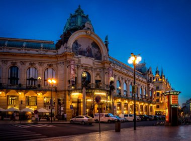 Prag, Bohemya - CZ - 3 Haziran 2023 Çek Müzisyenler, Anna Chromy 'nin heykelleri Senovn Meydanı' nda. Dans eden heykellerin hepsi farklı enstrümanlar çalıyor ve gözleri bağlı.