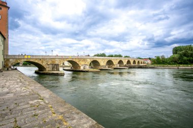 Prag, Bohemya - CZ 4 Haziran 2023 Eski Şehir Köprüsü 'nün dikey görüntüsü