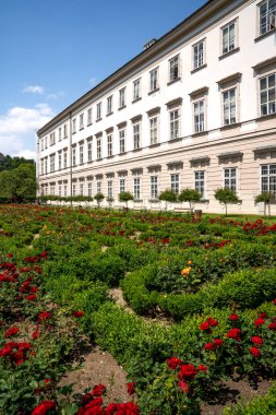 Salzburg, AT 7 Haziran 2023 Mirabell Sarayı ve Bahçeleri manzarası, 1606 'da prens-başpiskopos Wolf Dietrich tarafından sevgili Salome Alt için inşa edildi.