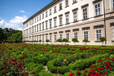 Salzburg, AT 7 Haziran 2023 Mirabell Sarayı ve Bahçeleri manzarası, 1606 'da prens-başpiskopos Wolf Dietrich tarafından sevgili Salome Alt için inşa edildi.