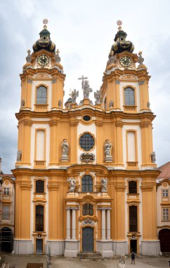 Melk, Aşağı Avusturya - AT - 8 Haziran 2023 Dikey Melk Abbey Manastırı, Tuna nehrine bakan kayalık bir manastır, Vaçu vadisine bitişik..