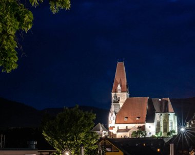 Prag, Bohemya - CZ 4 Haziran 2023 Eski Şehir Meydanı (Staromstsk nmst) Prag 'ın Eski Şehir Bölgesi' nde bir meydan. Ortaçağ astronomik saati Prag Orloj için bir kalabalık toplanıyor.