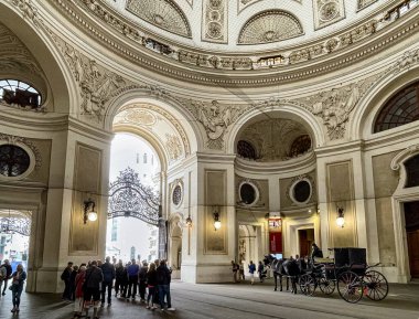 Viyana, AT - 9 Haziran 2023 Sisi Müzesi Hofburg Wien 'in dekoratif kubbe girişinin geniş açılı görünümü.