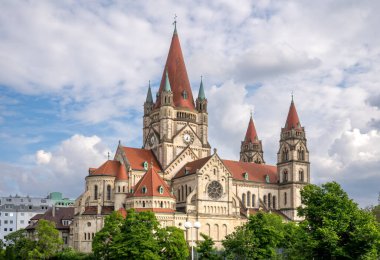 Viyana, 9 Haziran 2023 U1, U2 ve U4 hatlarını birbirine bağlayan Viyana U-Bahns Karlsplatz istasyonunun yatay görüntüsü.