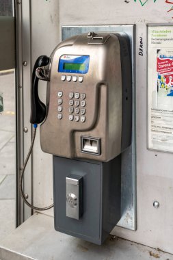 Viyana, AT - 9 Haziran 2023 Viyana şehir merkezindeki ankesörlü telefonun dikey görüntüsü.