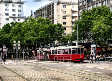 Viyana, AT - 9 Haziran 2023 Strassenbahn Haltestelle 'in (tramvay durağı) Viyana' daki Schwedenplatz Transit durağında manzarası.