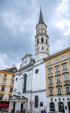 Viyana, AT - 9 Haziran 2023 Roma tarzı St. Michael Kilisesi (Pfarre St. Michael Kilisesi) Viyana 'nın en eski kiliselerinden biridir. Hofburg Sarayı 'nın karşısındaki Michaelerplatz' da..