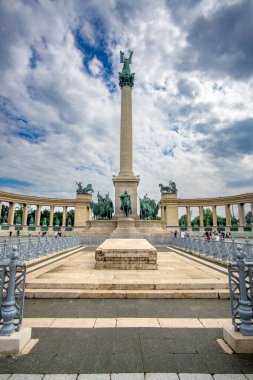 Budapeşte, HU 11 Haziran 2023, Budapeşte tramvay hattı 47 'den kapılar açık duran durak tramvayı manzarası