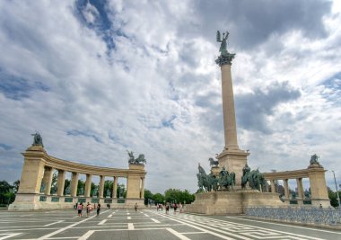 Budapeşte, HU 11 Haziran 2023, Budapeşte tramvay hattı 47 'den kapılar açık duran durak tramvayı manzarası