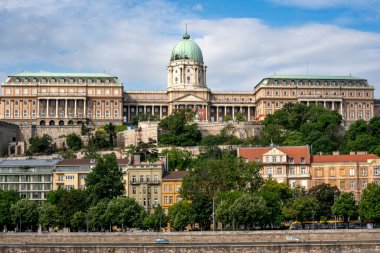 Budapeşte, HU 11 Haziran 2023, Budapeşte Kalesi. Castle Hill 'in tepesinde ve Tuna Nehri' ne bakan Buda Şatosu geniş bir kale ve saray kompleksi.