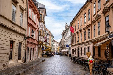 Bratislava, SK 10 Haziran 2023. Bratislava şehir merkezindeki eski bir sokak olan Pansk 'taki turist, dükkan ve kafelerin yatay görüntüsü.