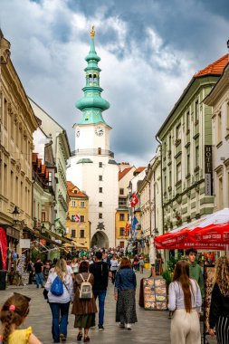 Bratislava, Slovakya. 10 Haziran 2023. Michael 'ın Kapısı' na girip çıkan turistlerin dikey görüntüsü. Giriş kapısı 1300 'lerden kalma.