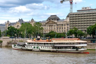 Budapeşte, HU 11 Haziran 2023 Kossuth Müzesi Gemisi eşsiz bir taşımacılık tarihi ve sanayi eseridir. Budapeşte 'deki Tuna Nehri' ndeki en eski tekne istasyonlarından birinde demirli.