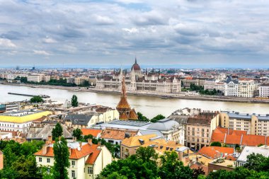 Budapeşte, HU 11 Haziran 2023 Kubbeli Neo-Gotik Macar Parlamento Binası Balıkçı Kalesi 'nden Tuna Nehri' nin karşısına geçti.