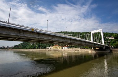 Budapeşte, HU 11 Haziran 2023 Erzsbet Köprüsü manzarası, asma köprü 1964 yılında tamamlandı, Tuna Nehri 'ni geçti ve Buda ve Pest şehirlerine katıldı.