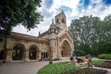 Budapeşte, HU 11 Haziran 2023 'te Budepest Şehir Parkı' nda bulunan Jaki Şapeli Macaristan 'ın Centennial Sergisi için inşa edildi. Kilise, Jak 'taki 13. yüzyıl Roma Manastırı' nın bir kopyasıdır.