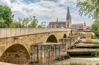 Regensburg, Bavyera DE 5 Haziran 2023, 12. yüzyıl taş köprüsünün yatay görüntüsü, Tuna 'yı geçerek eski kenti Stadtamhof' a bağlıyor. Ortaçağ inşaatının bir başyapıtıdır.